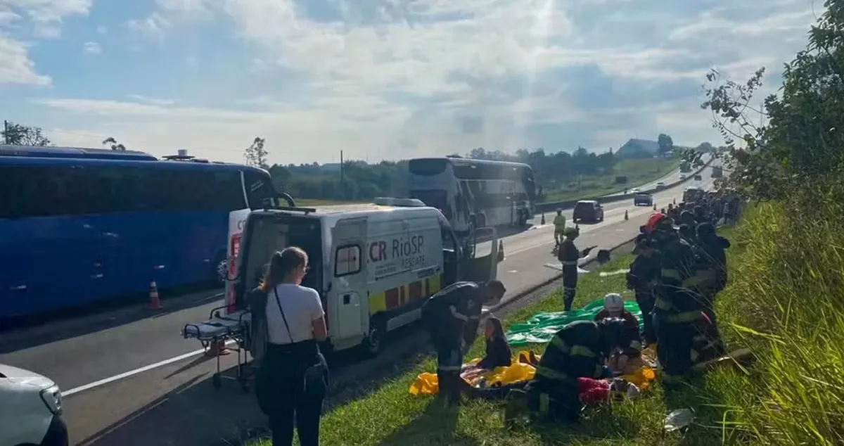 Imagem de compartilhamento para o artigo Ônibus com romeiros de Paranaíba se envolve em engavetamento na Via Dutra; 12 pessoas ficam feridas da MS Todo dia